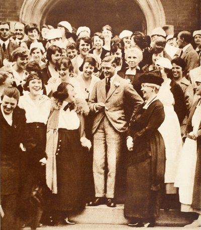 Donne canadesi raccontano una barzelletta a Re Edoardo VIII, al Ontario Agricultural College, 1919 da English Photographer